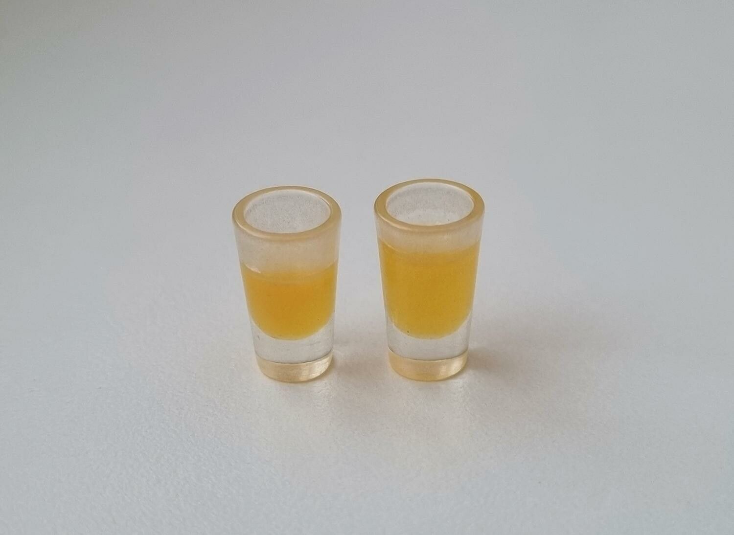2 st juiceglas. För tittskåp, dockskåp