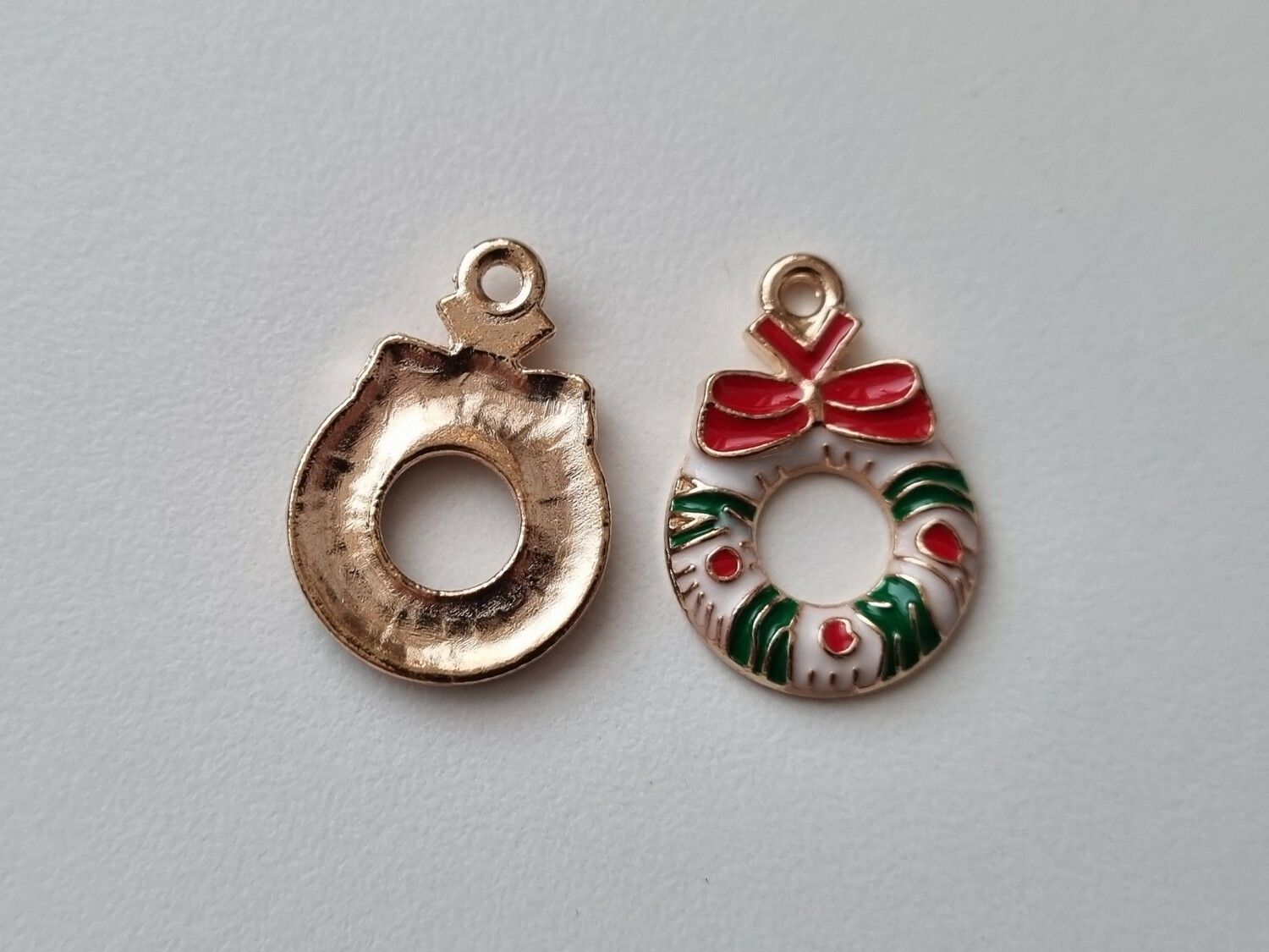 2 st söta julkransar, Berlocker / charms för smyckestillverkning