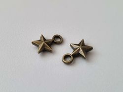 2 st bronsfärgade stjärnor. Berlocker / charms / hängen