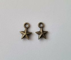 2 st bronsfärgade stjärnor. Berlocker / charms / hängen