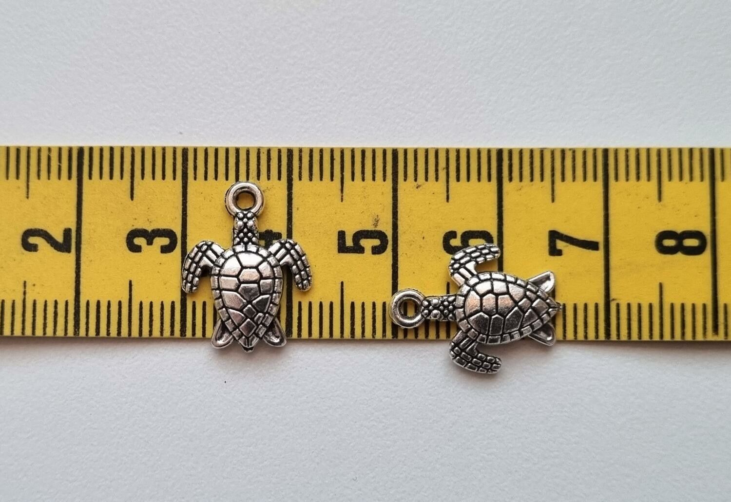 2 st sköldpaddor. Berlocker / charms / hängen