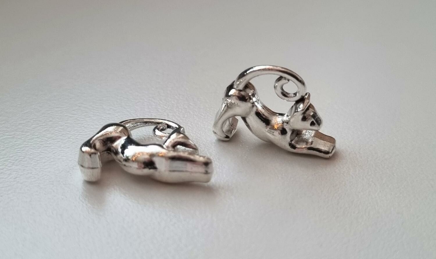 2 st Katter. Berlocker / charms / hängen