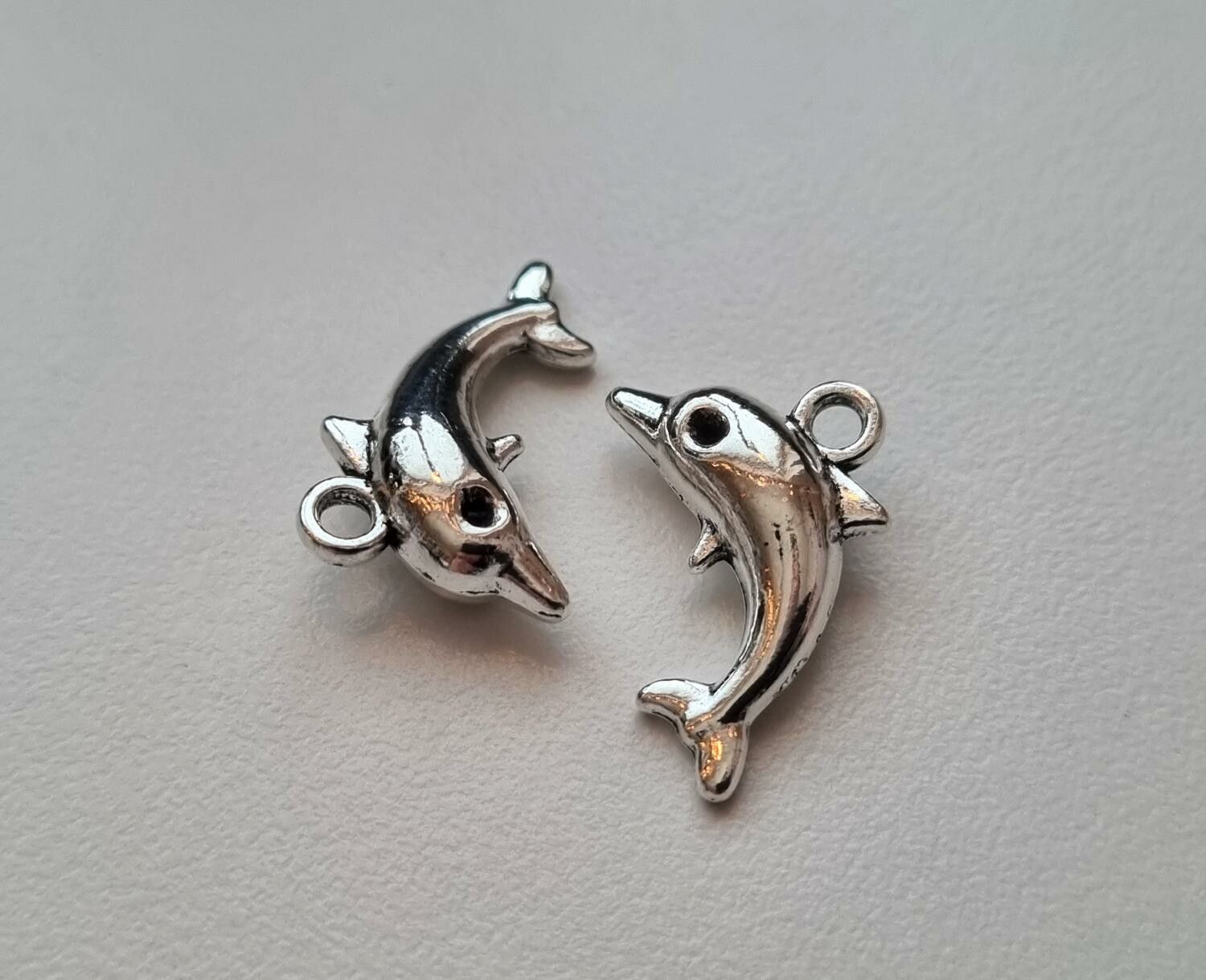 2 st Delfiner. Berlocker / charms / hängen
