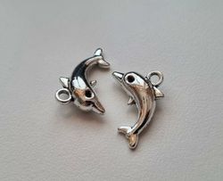 2 st Delfiner. Berlocker / charms / hängen