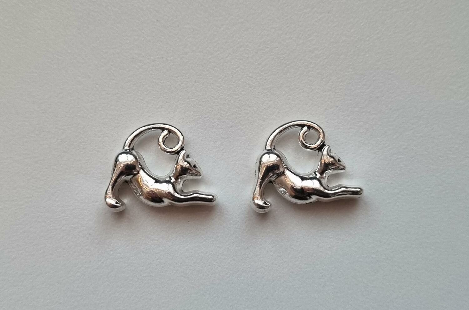 2 st Katter. Berlocker / charms / hängen