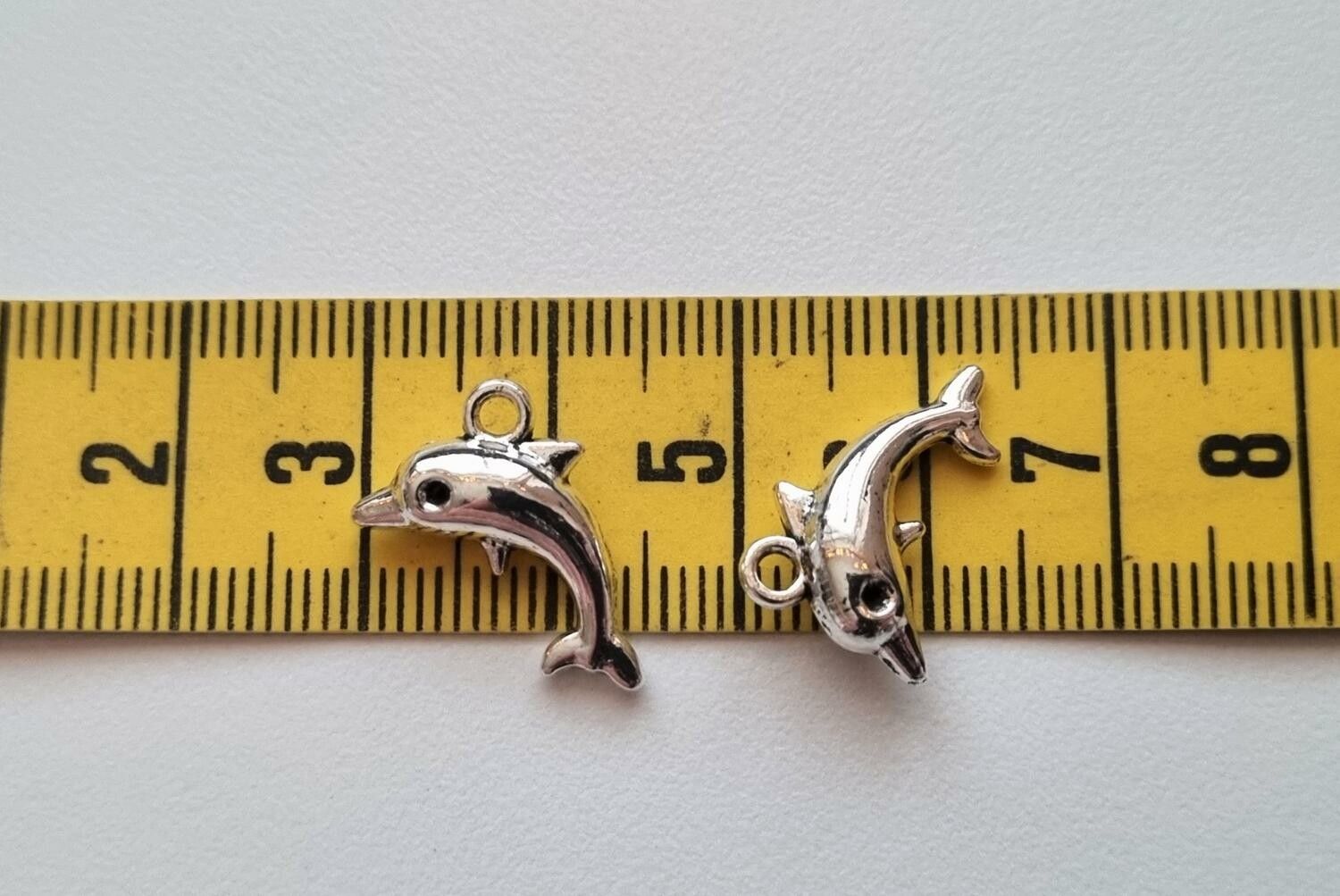 2 st Delfiner. Berlocker / charms / hängen