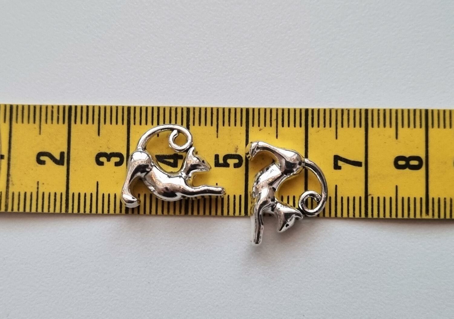 2 st Katter. Berlocker / charms / hängen