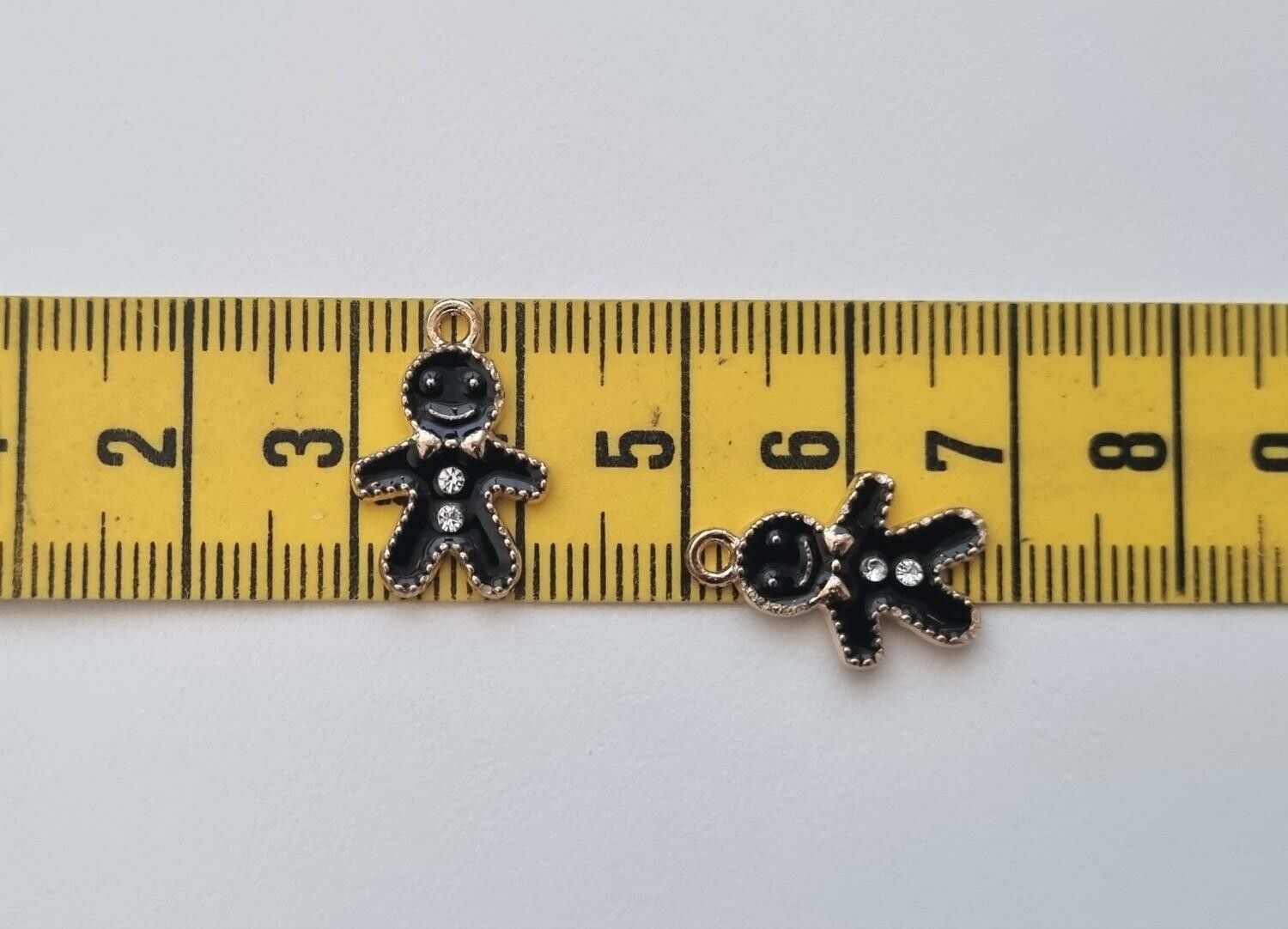 2 st pepparkaksgubbar hängen / berlocker / charms till smyckestillverkning