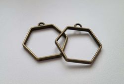 2 st Hexagon chams / berlock (bronsfärgade, 28x27 mm)