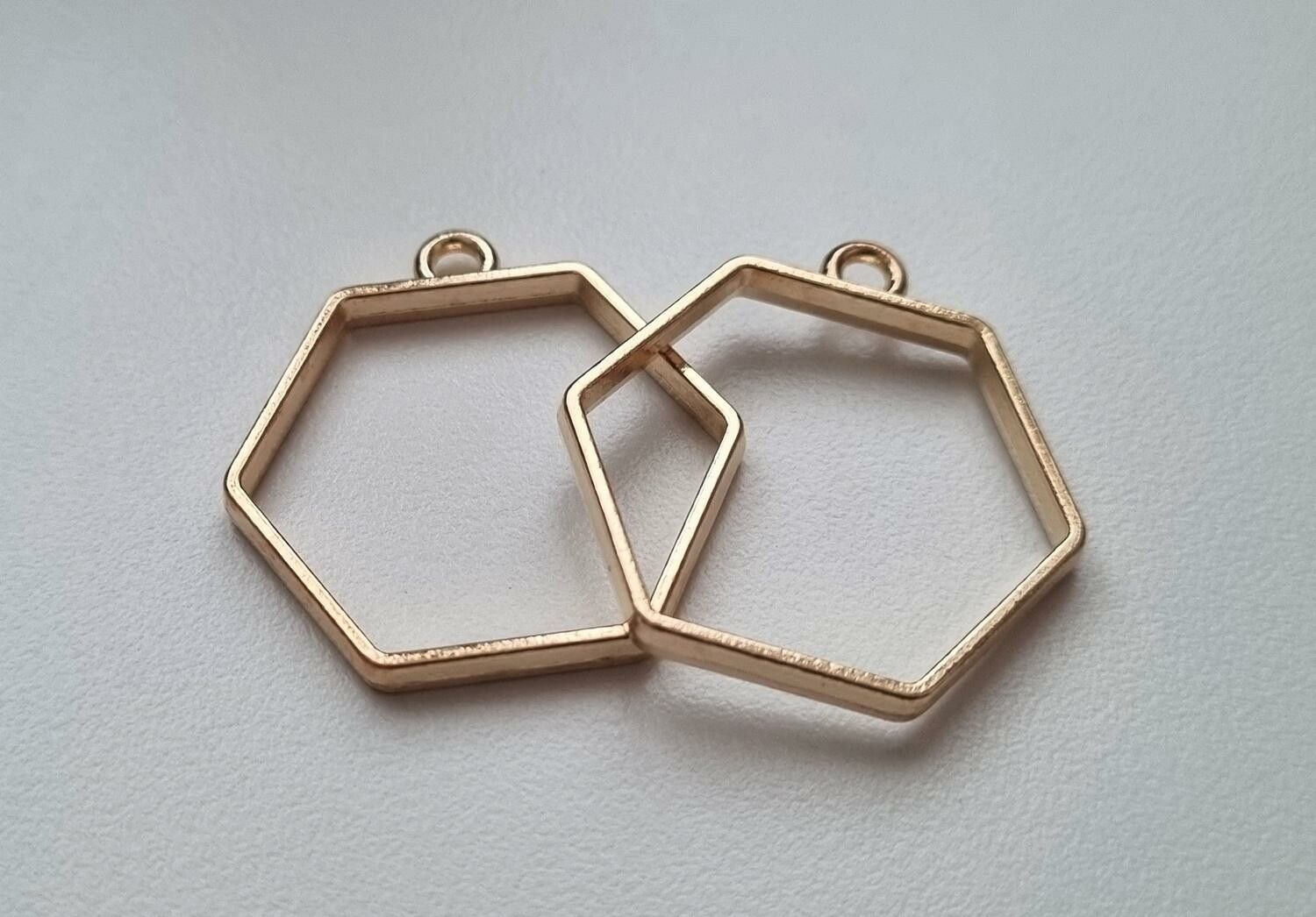 2 st Hexagon chams / berlock (guldfärgade, 28x27 mm)
