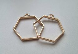 2 st Hexagon chams / berlock (guldfärgade, 28x27 mm)