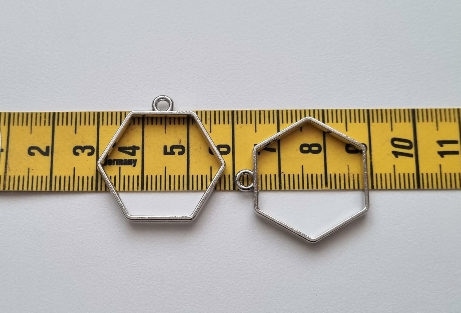 2 st Hexagon chams / berlock (silverfärgade, 28x27 mm)