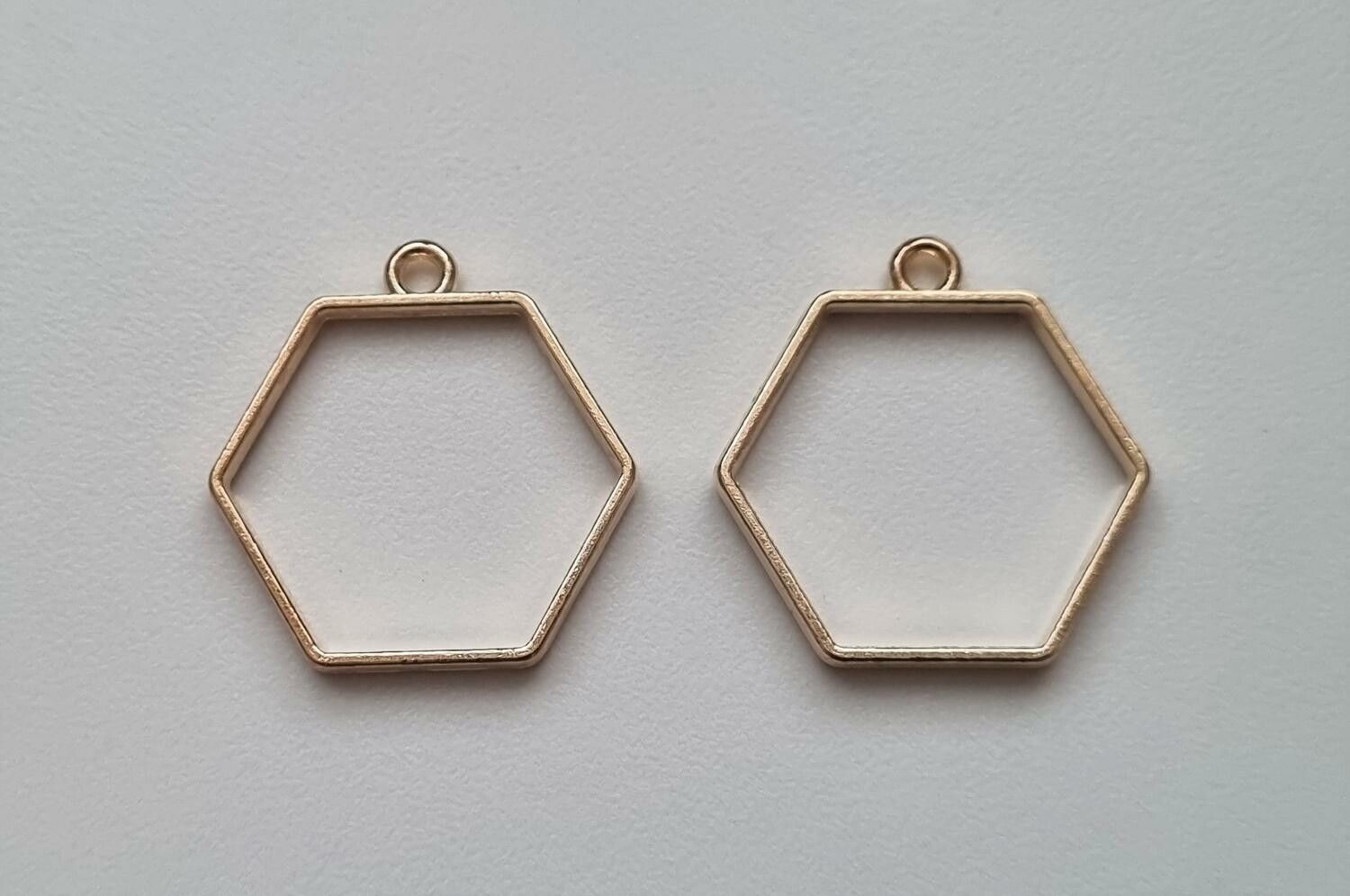 2 st Hexagon chams / berlock (guldfärgade, 28x27 mm)