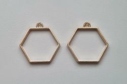 2 st Hexagon chams / berlock (guldfärgade, 28x27 mm)