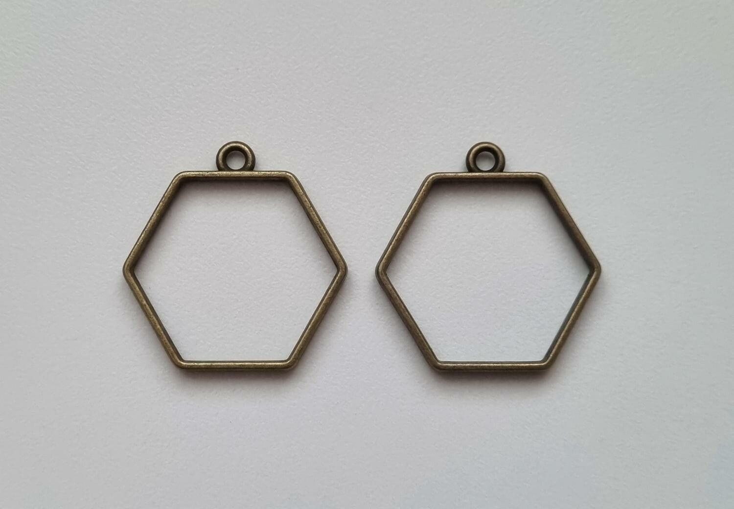 2 st Hexagon chams / berlock (bronsfärgade, 28x27 mm)