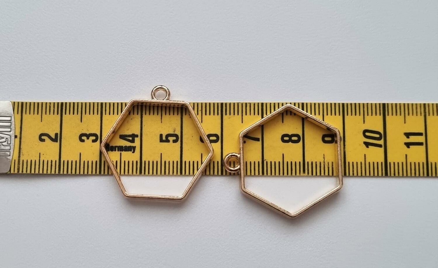 2 st Hexagon chams / berlock (guldfärgade, 28x27 mm)