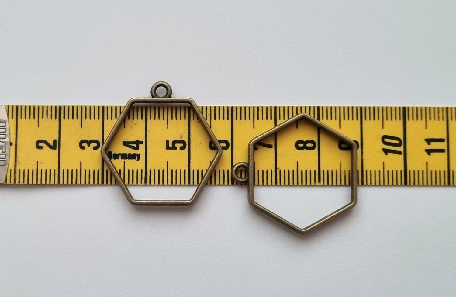 2 st Hexagon chams / berlock (bronsfärgade, 28x27 mm)