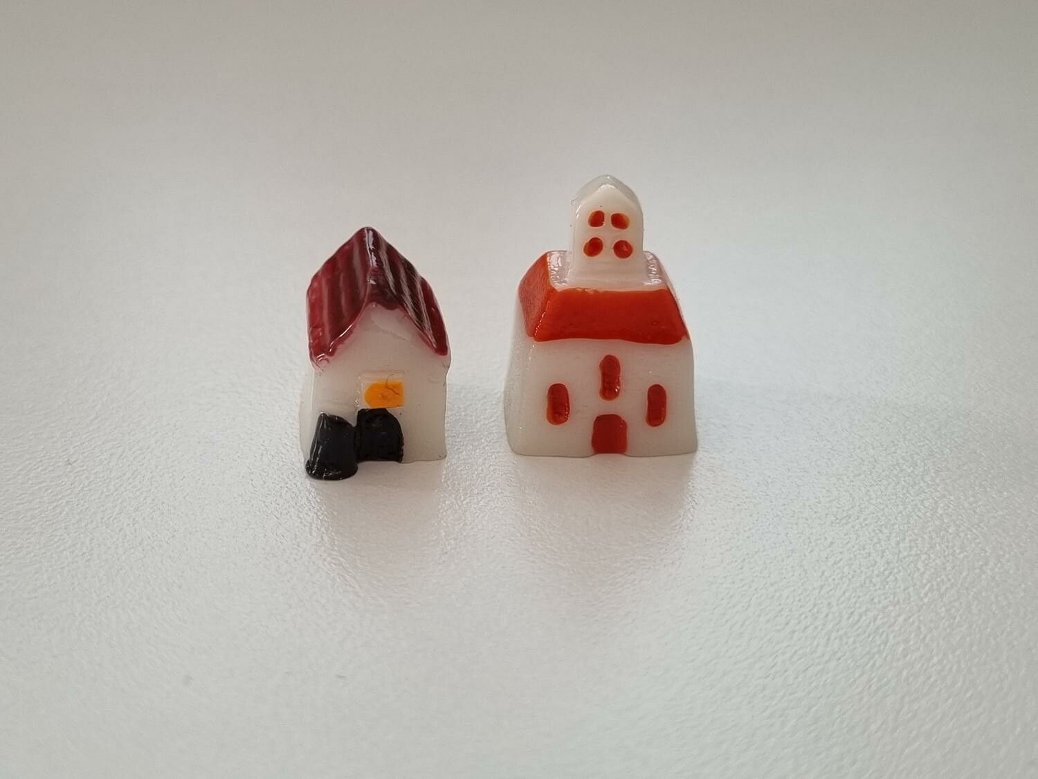 2 st små hus. Miniatyrer / figuriner för dockskåpet, tittskåp mm