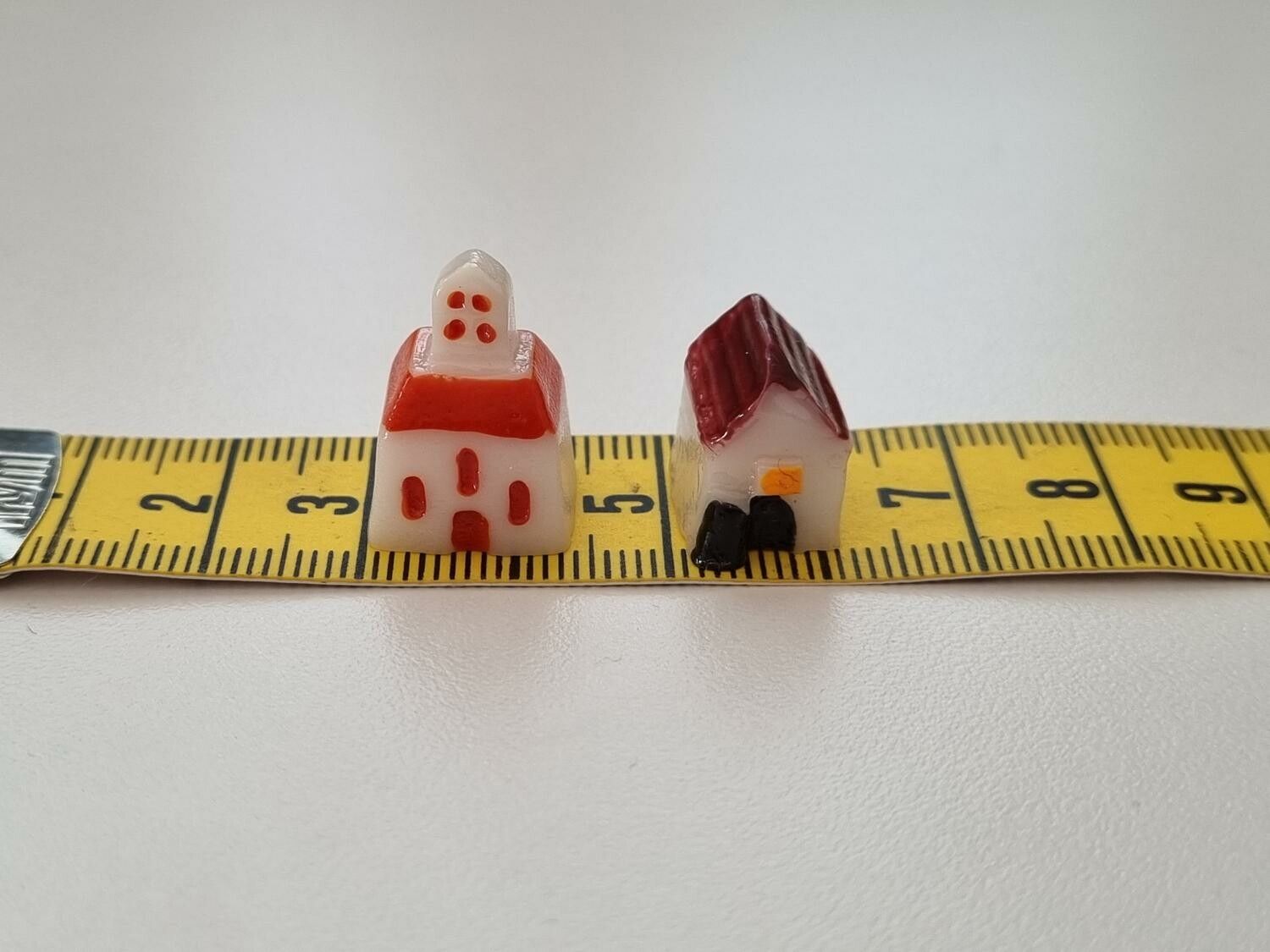 2 st små hus. Miniatyrer / figuriner för dockskåpet, tittskåp mm