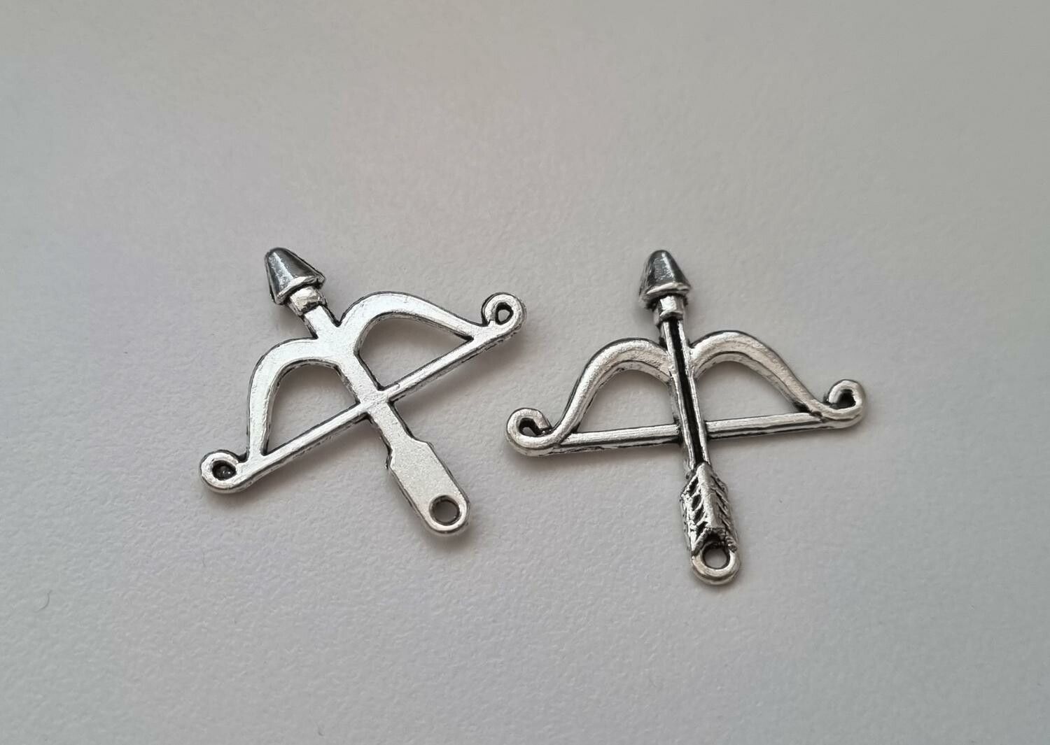 2 st silverfärgade armborst, Berlocker / charms för smyckestillverkning