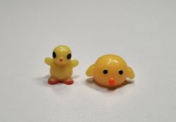 2 st kycklingar - miniatyrer / figuriner för dockskåpet, tittskåp mm