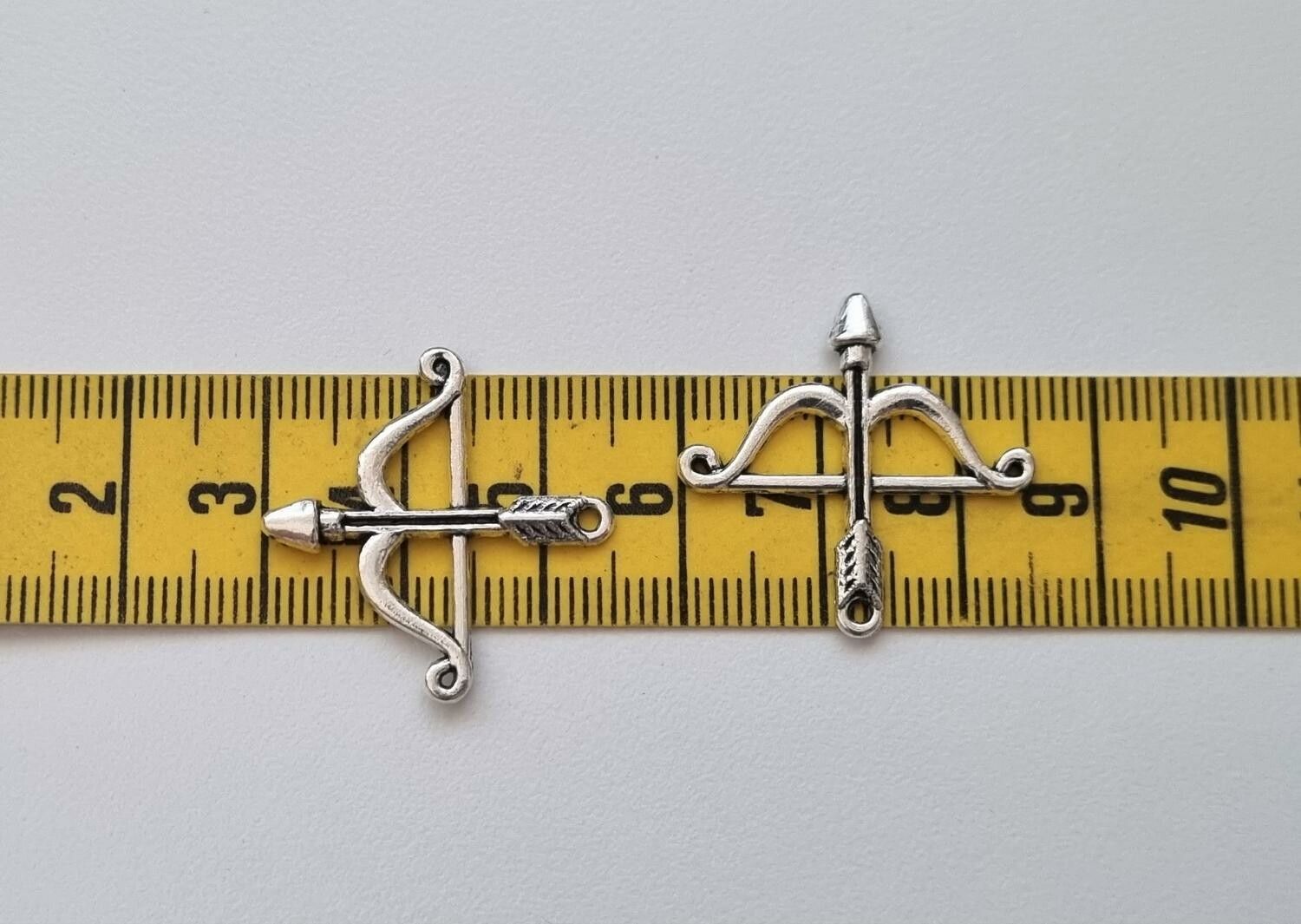 2 st silverfärgade armborst, Berlocker / charms för smyckestillverkning