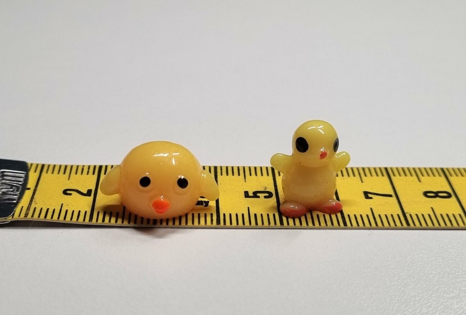 2 st kycklingar - miniatyrer / figuriner för dockskåpet, tittskåp mm