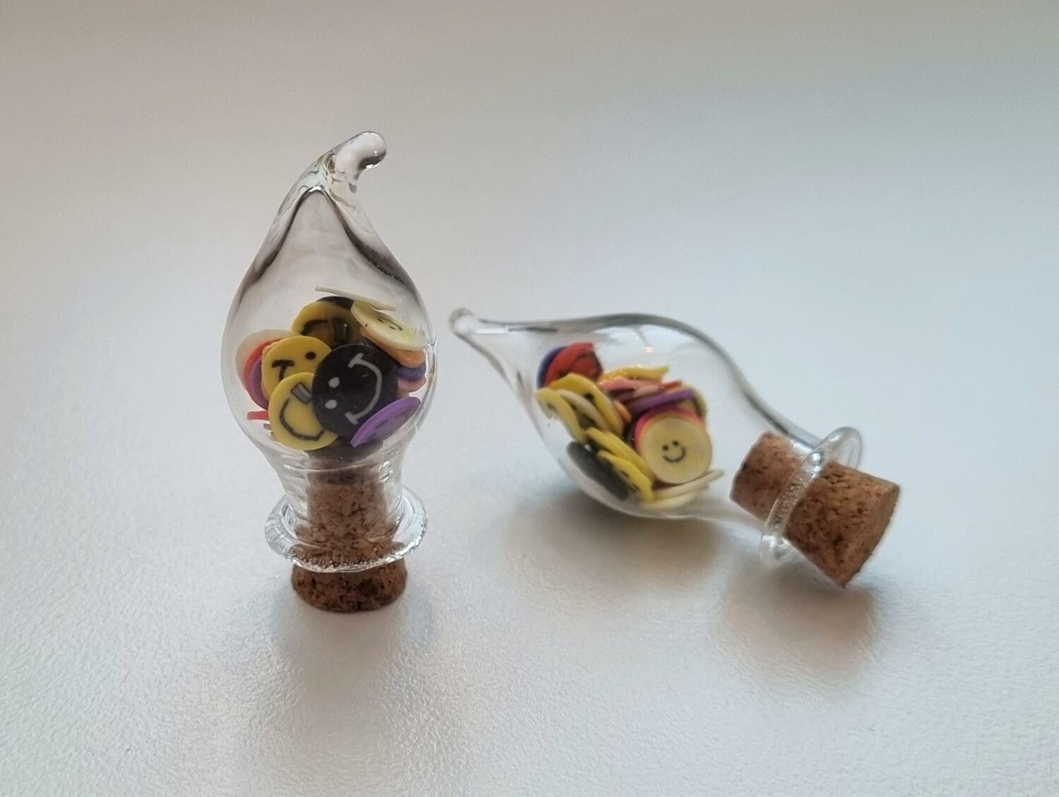 2 st små glasflaskor, flaskor med kork miniatyrer glasburkar