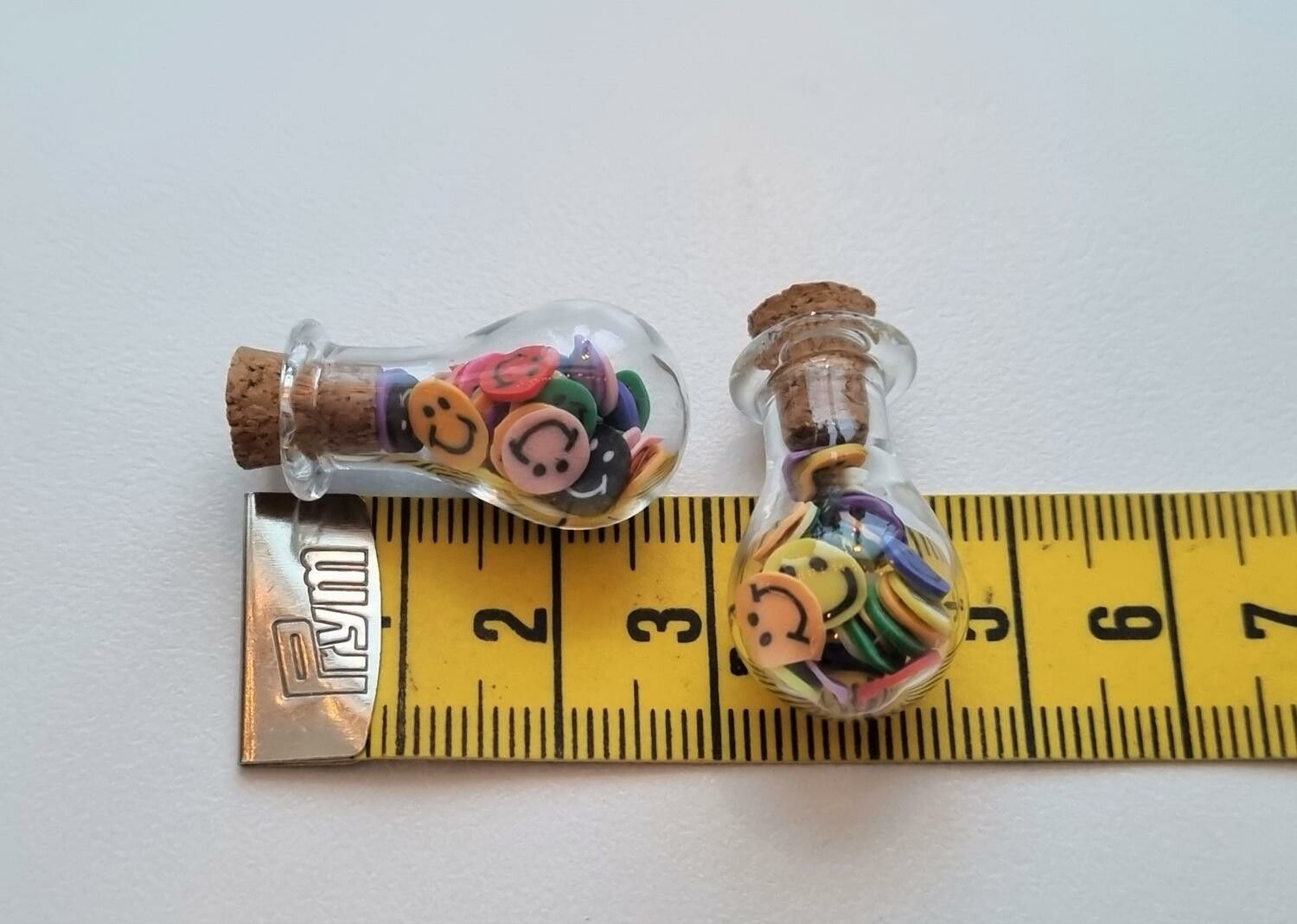 2 st små glasflaskor, flaskor med kork miniatyrer glasburkar