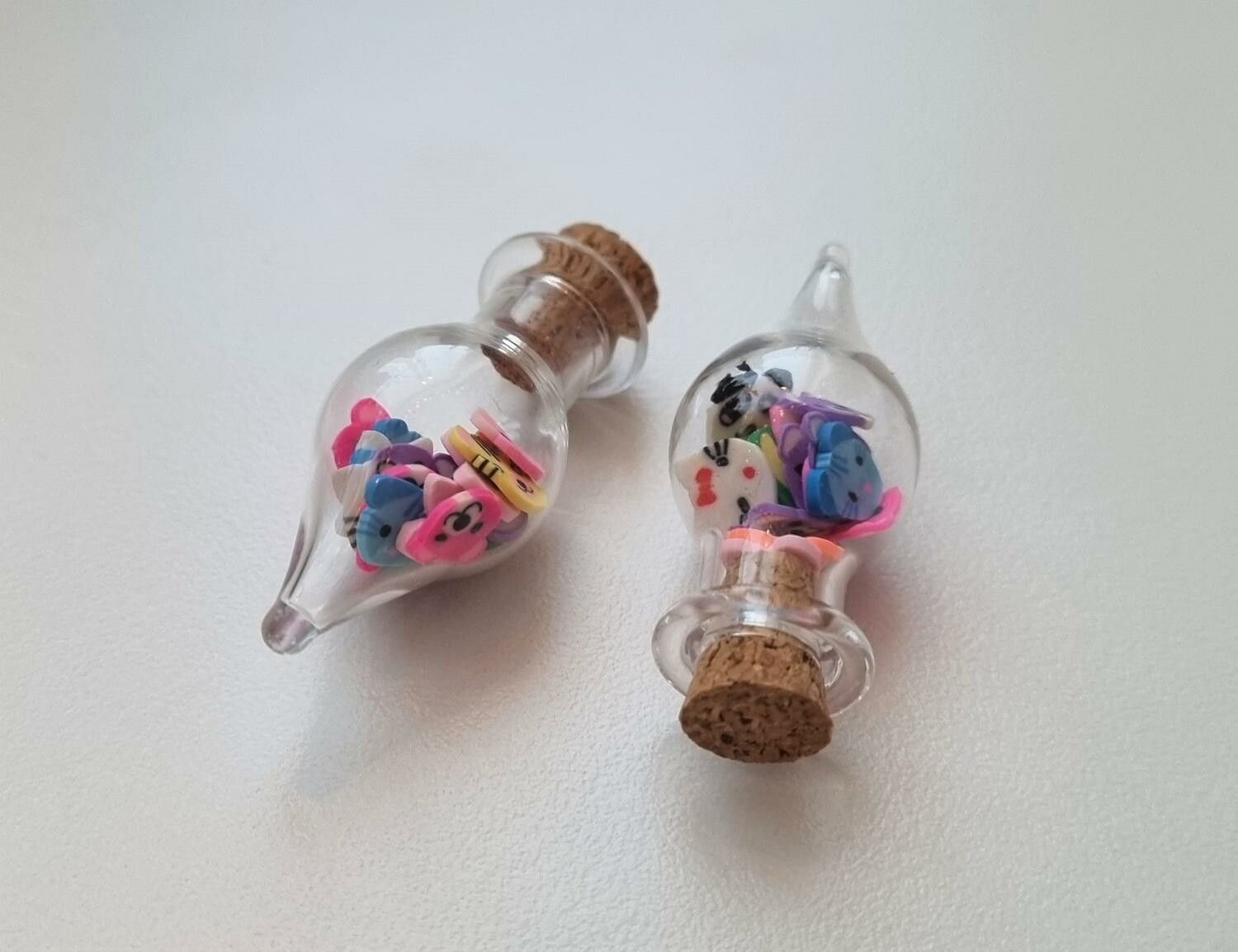 2 st små glasflaskor, flaskor med kork miniatyrer glasburkar