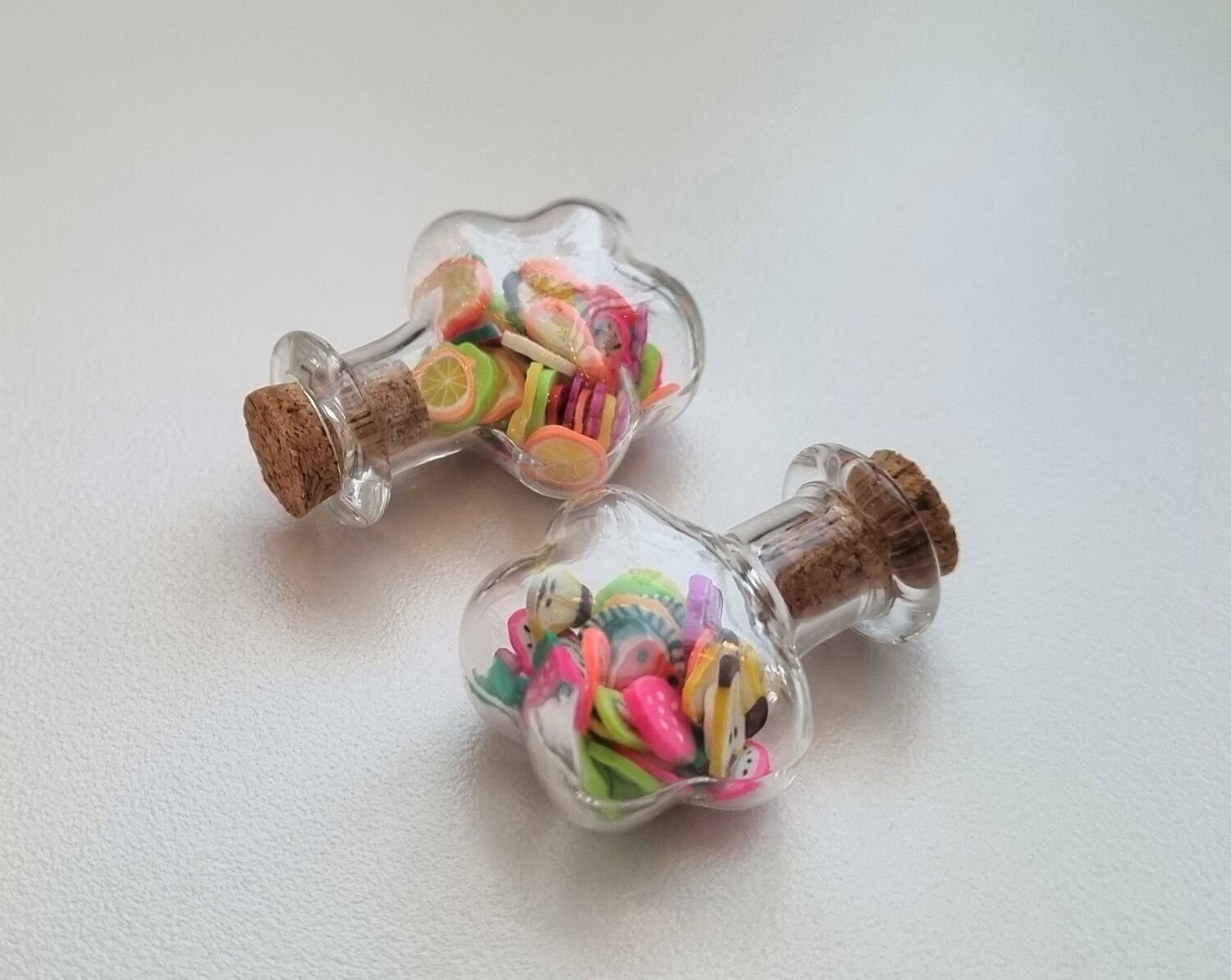 2 st små glasflaskor, flaskor med kork miniatyrer glasburkar