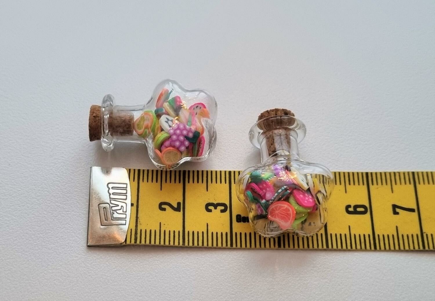 2 st små glasflaskor, flaskor med kork miniatyrer glasburkar