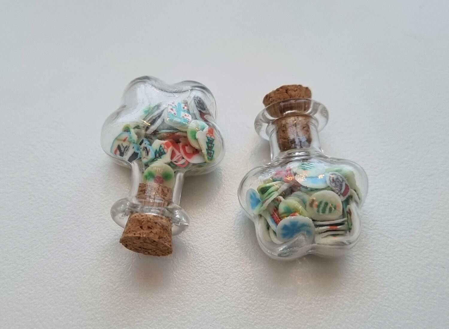 2 st små glasflaskor, flaskor med kork miniatyrer glasburkar