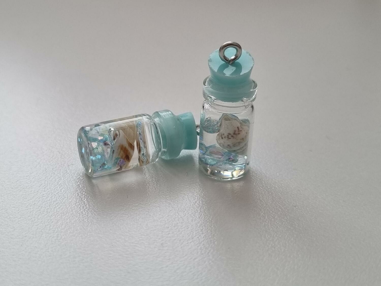 2 st små glasflaskor, flaskor med kork miniatyrer glasburkar
