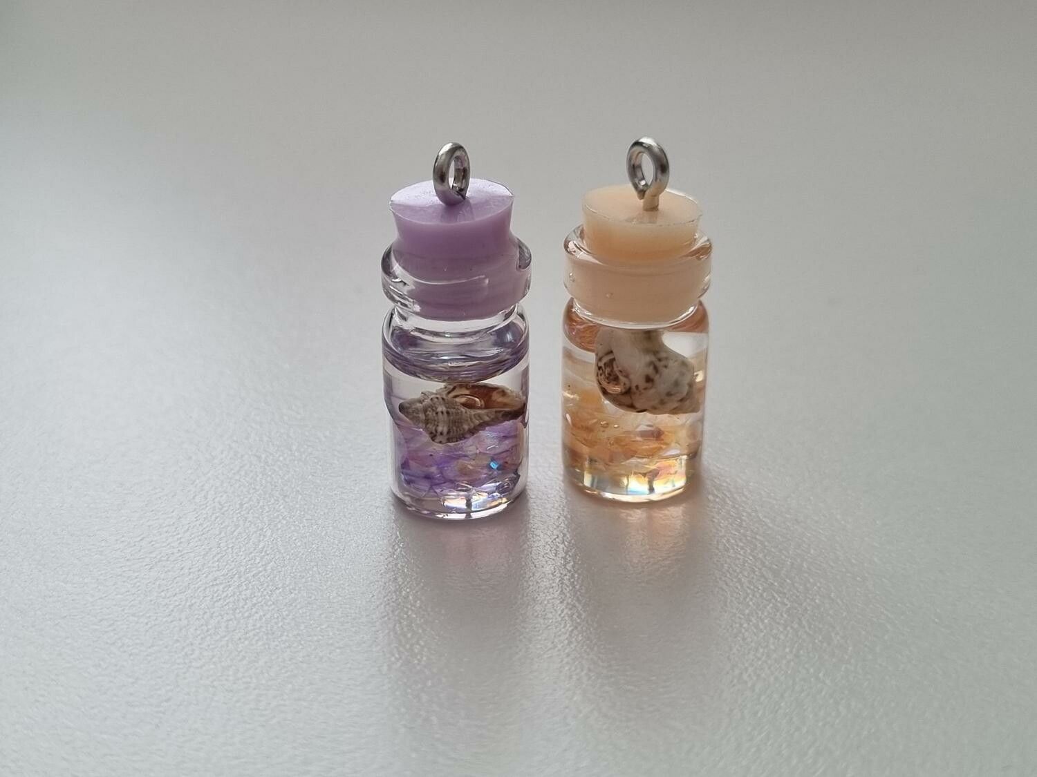 2 st små glasflaskor, flaskor med kork miniatyrer glasburkar