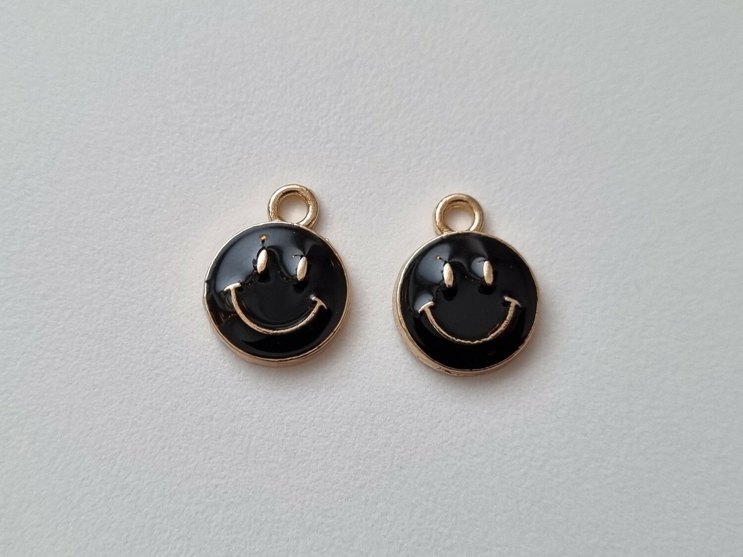 2 st svarta smileys. Berlocker / charms för smyckestillverkning