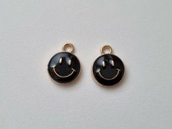 2 st svarta smileys. Berlocker / charms för smyckestillverkning