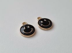 2 st svarta smileys. Berlocker / charms för smyckestillverkning