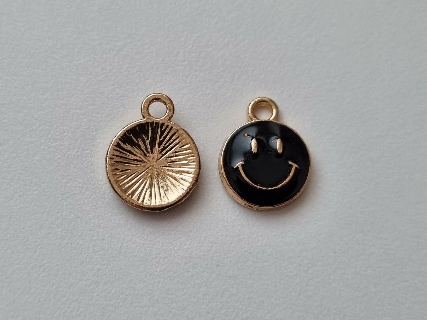 2 st svarta smileys. Berlocker / charms för smyckestillverkning