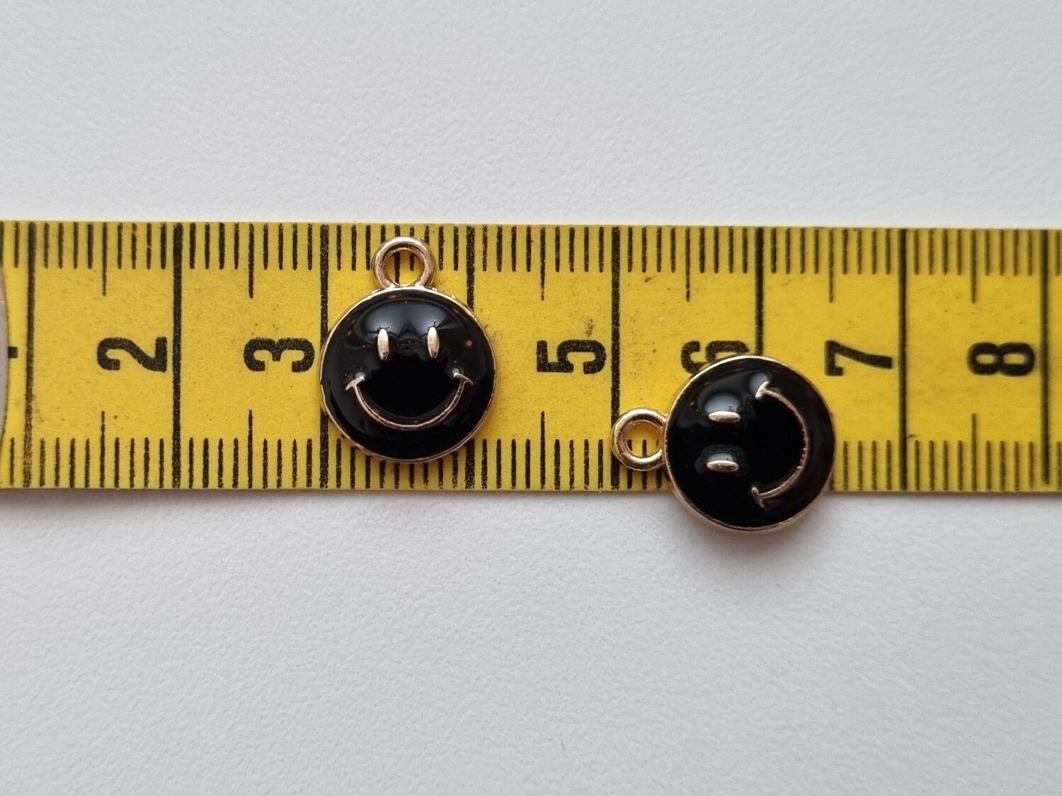 2 st svarta smileys. Berlocker / charms för smyckestillverkning