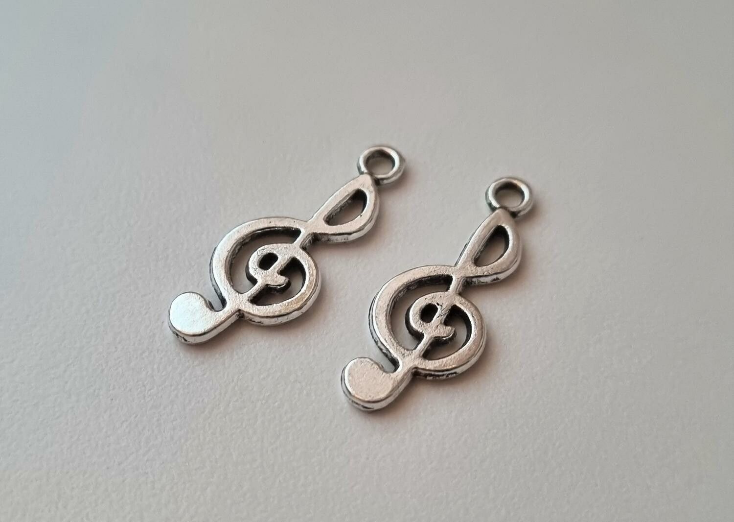 2 st silverfärgade musiknoter, noter. Hängen / berlocker