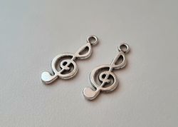 2 st silverfärgade musiknoter, noter. Hängen / berlocker