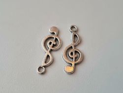 2 st silverfärgade musiknoter, noter. Hängen / berlocker