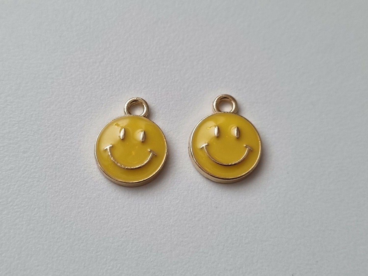 2 st gula smileys. Berlocker / charms för smyckestillverkning