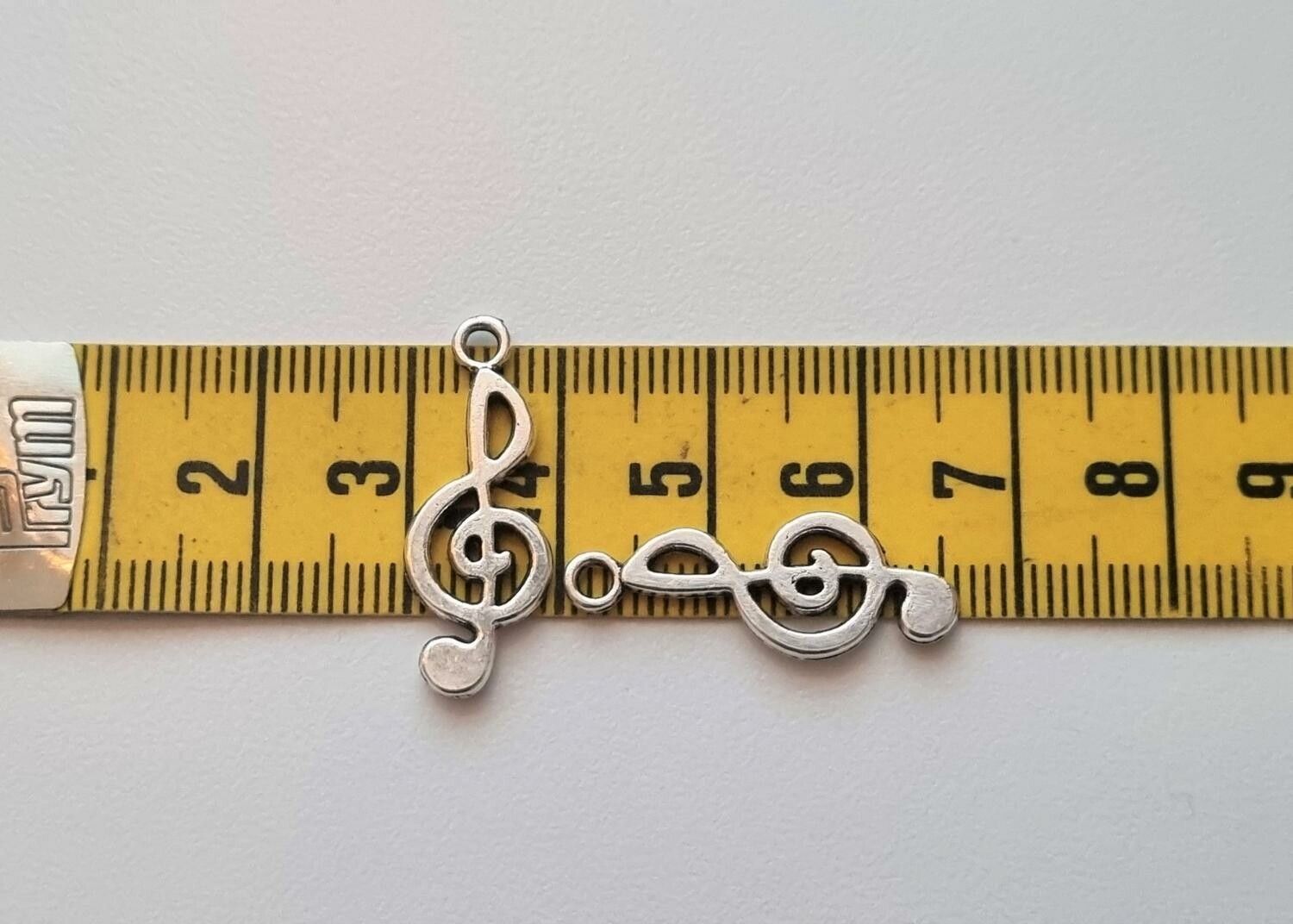 2 st silverfärgade musiknoter, noter. Hängen / berlocker