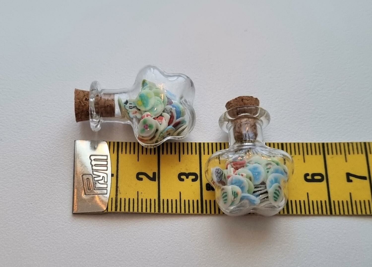 2 st små glasflaskor, flaskor med kork miniatyrer glasburkar
