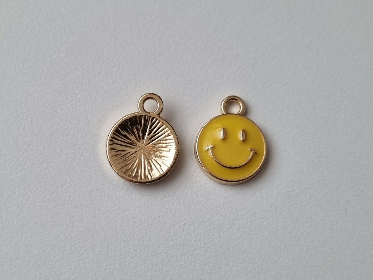 2 st gula smileys. Berlocker / charms för smyckestillverkning