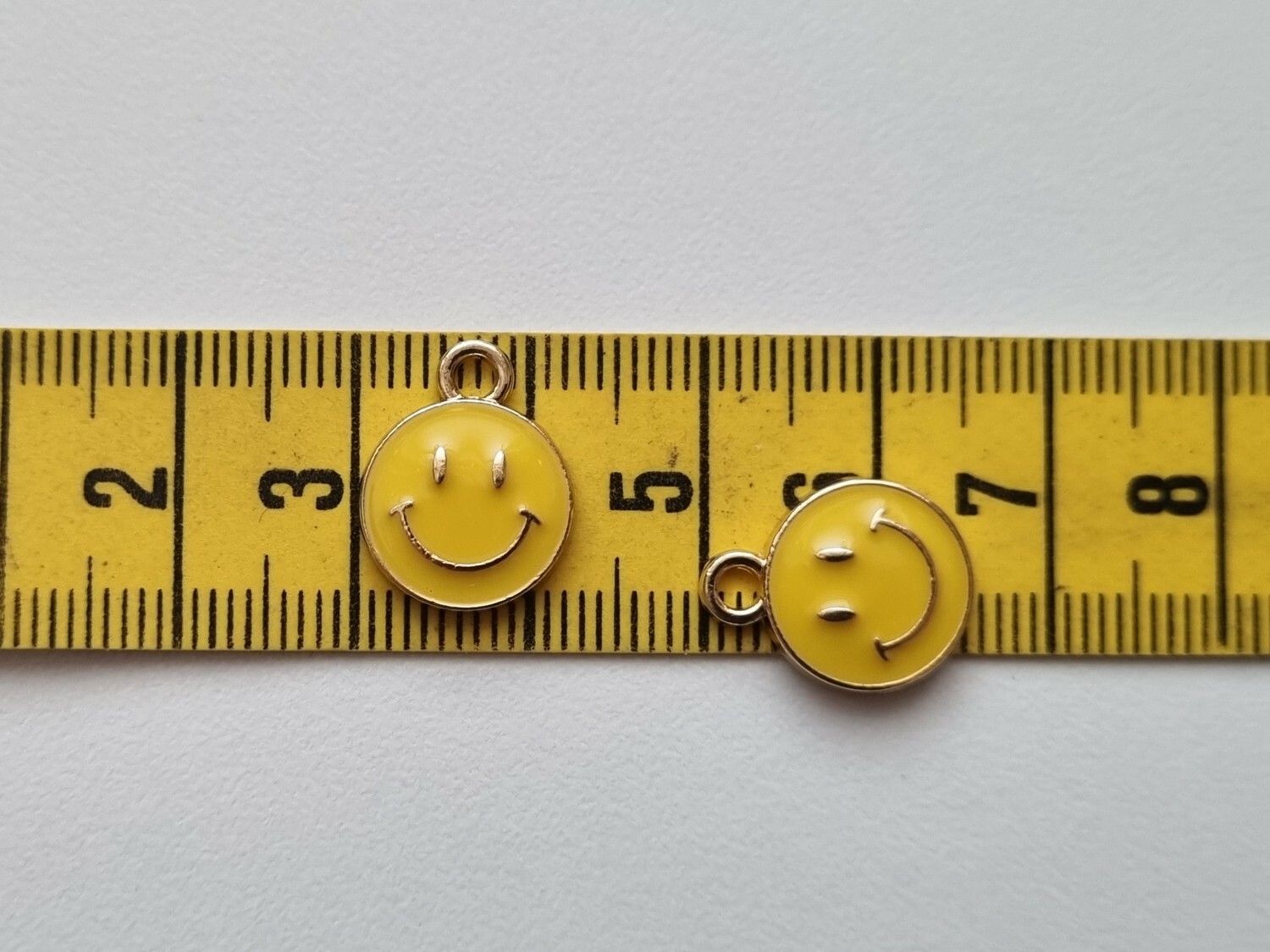 2 st gula smileys. Berlocker / charms för smyckestillverkning