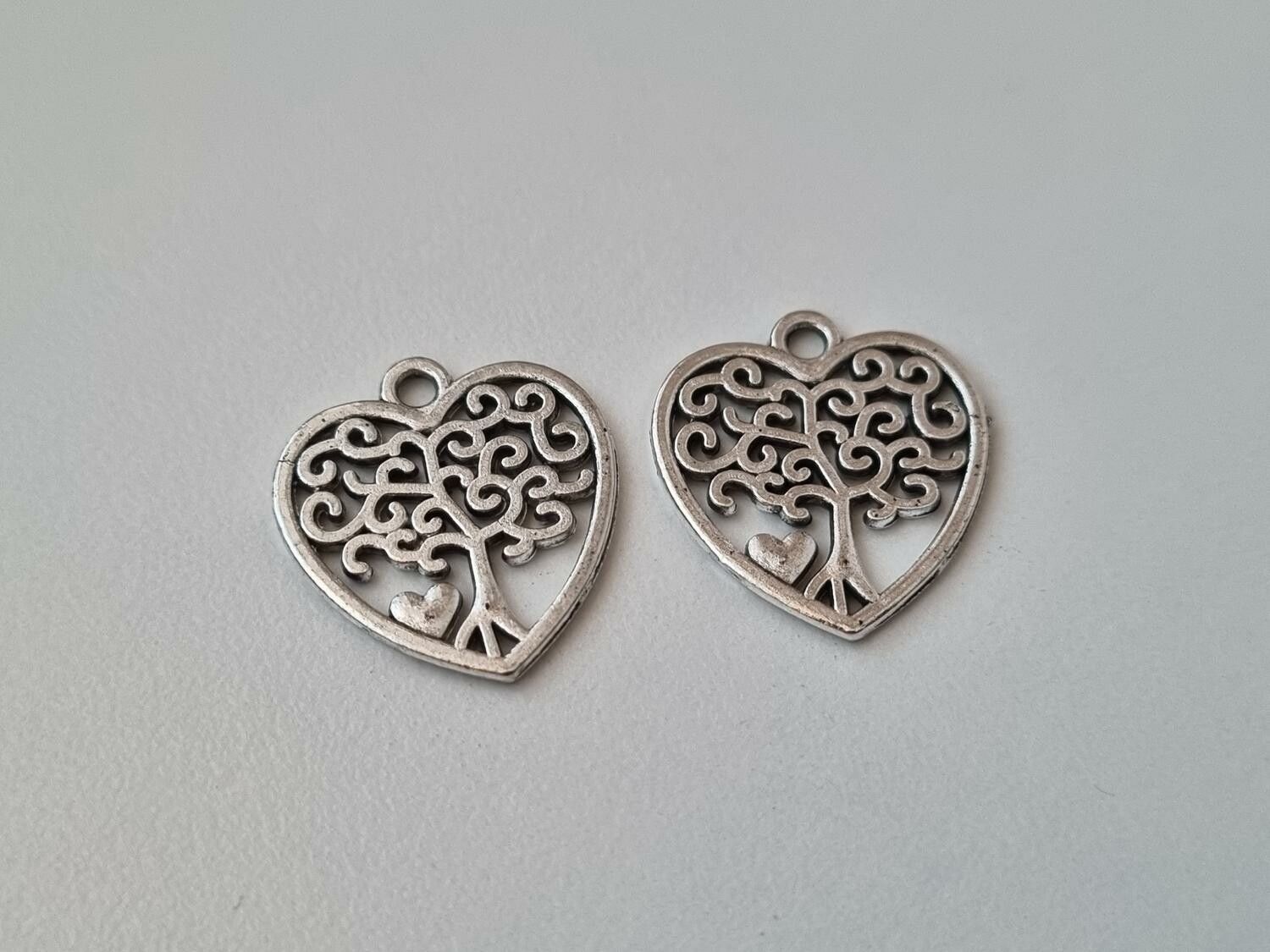 2 st silverfärgade träd, trädberlocker / charms