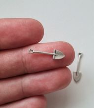 2 st silverfärgade spadar, hängen / berlocker / miniatyrer